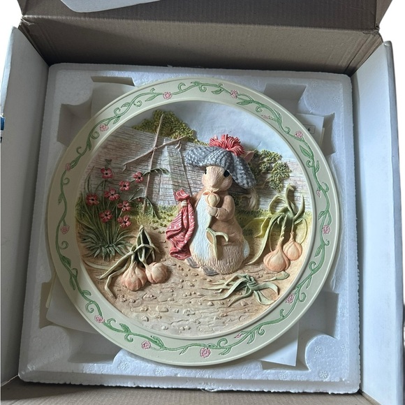 Davenport Pottery “The Tale of Benjamin Bunny” Collectors Plate & Book - Picture 6 of 7